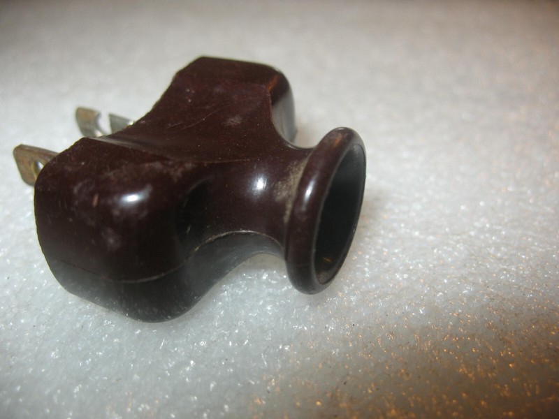 Vintage Arrow - H&H 'Pinched Middle of Plug' Art Deco 2 Prong Plug Bakelite