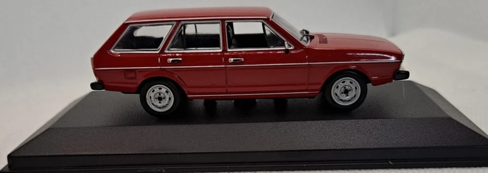VOLKSWAGEN PASSAT VARIANT 1976 1^serie  Rosso  Minichamps   1:43 - Immagine 2 di 4