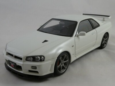 AUTOart Nissan Skyline GT-R R34 ホワイト Autoart Nissan Skyline GT-R R34 V-Spec II White Pearl 2001 1/18