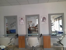 Parrucchiera Specchiere Con Poggia Piedi E Mensola E Poltrone