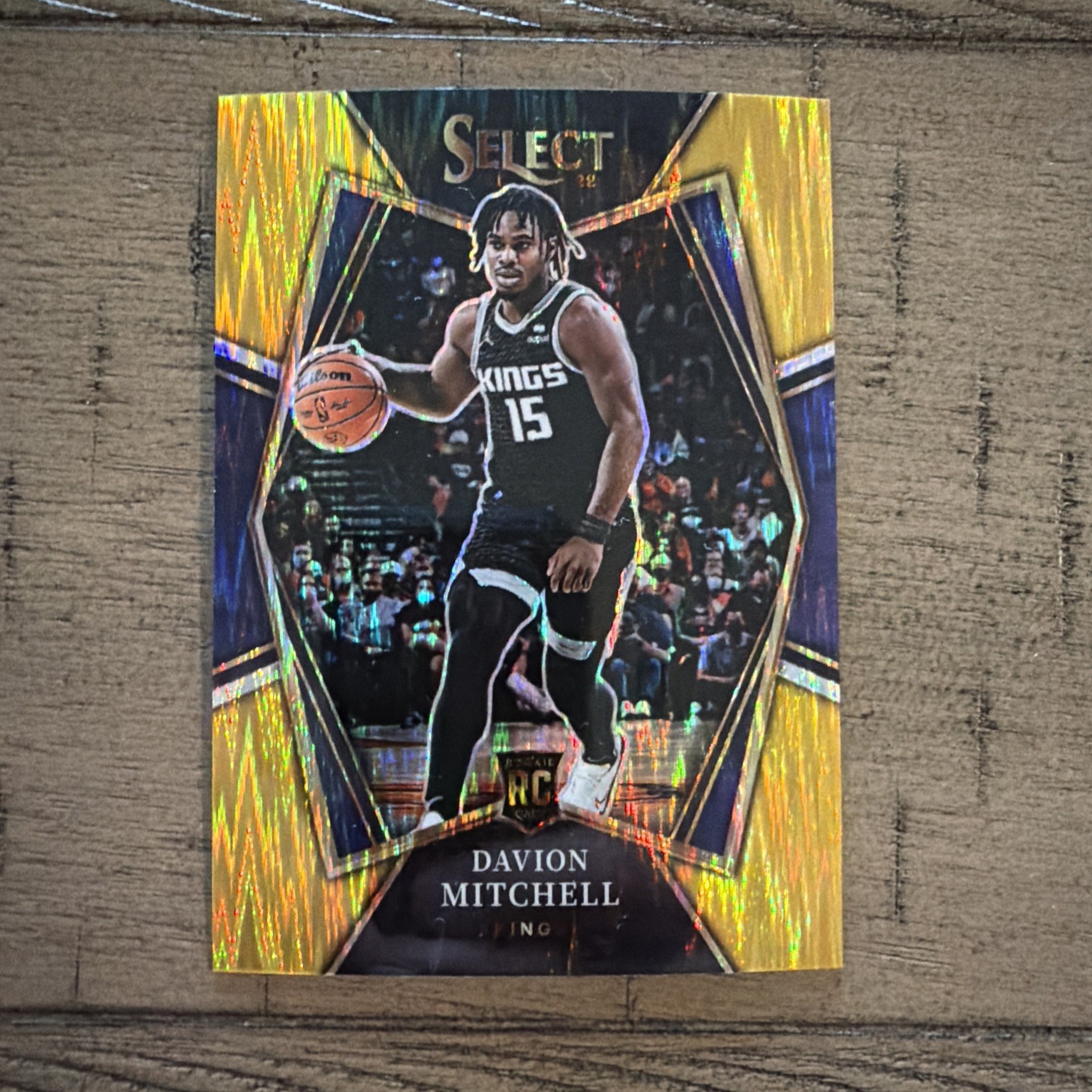 2021-22 Panini Select Premier Level Davion Mitchell Gold Flash Prizm 5 /10 (RC)