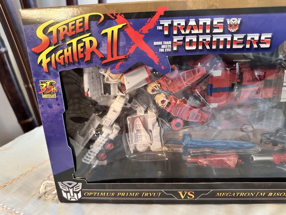 TRANSFORMERS X STREET FIGHTER II OPTIMUS PRIME RYU VS. MEGATRON M. BISON TAKARA Foto 2 de 4