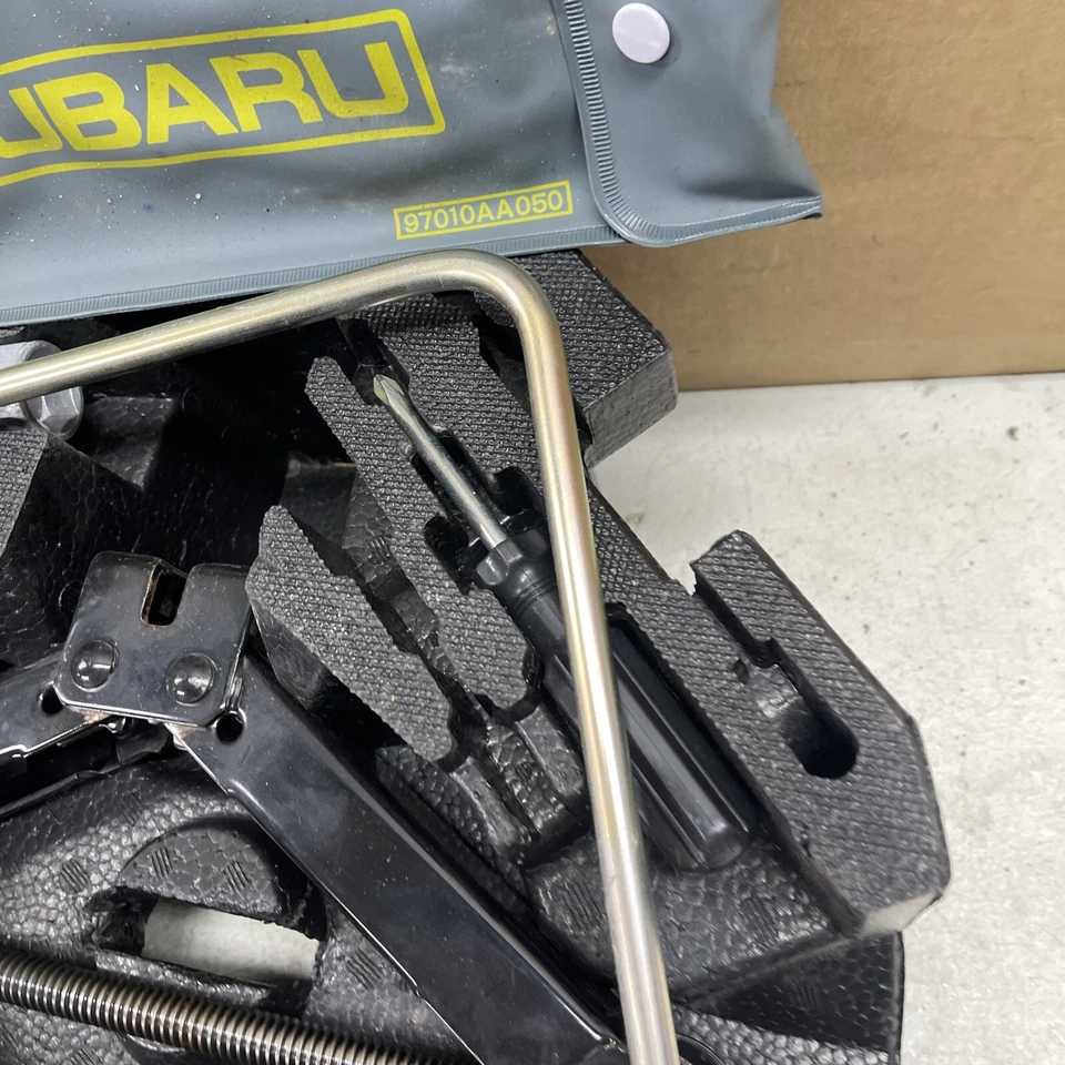 2008 2009 2010 2011 Subaru Impreza Wagon neumático de repuesto gato espuma moldura herramienta remolque OEM Foto 3 de 4