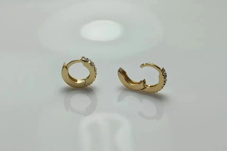 Aretes tipo argolla Huggie de diamantes naturales de corte redondo de 0,50 quilates de oro amarillo sólido de 14 quilates Foto 2 de 4