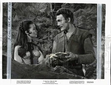 1955 Press Photo Actors Barbara Rush & Jack Palance star in "Kiss of Fire"