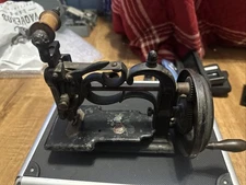 ANTIQUE LATE 1800s CAST IRON HAND CRANK SEWING MACHINE EVERYTHING MOVES FREELY