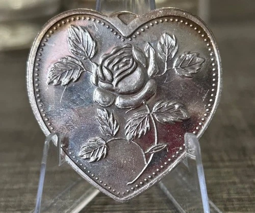 VINTAGE HEART SHAPED FINE SILVER ROUND WITH ROSES - 1 OZ  .999