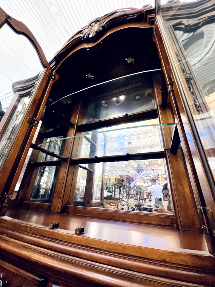 AICO by Michael Amini Tresor china cabinet - Image 2 of 4