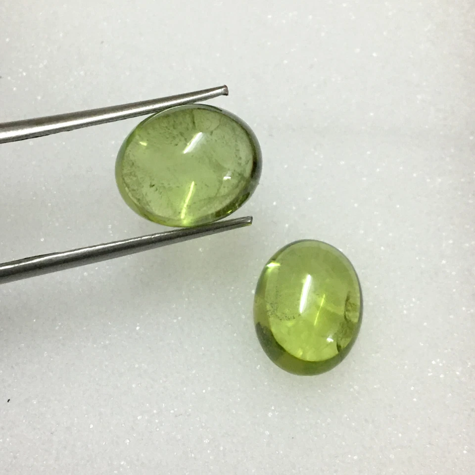 Natural green peridot oval cabochon gemstone pair good color 10.70 carat - Image 4 of 4