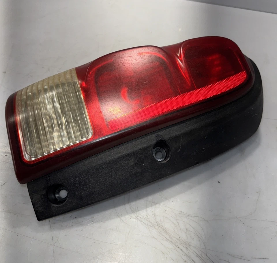 TYC 品牌适合 2007 雪佛兰上台左后尾灯 P/N 11-6098B 二手 — 第 3/4 张图片