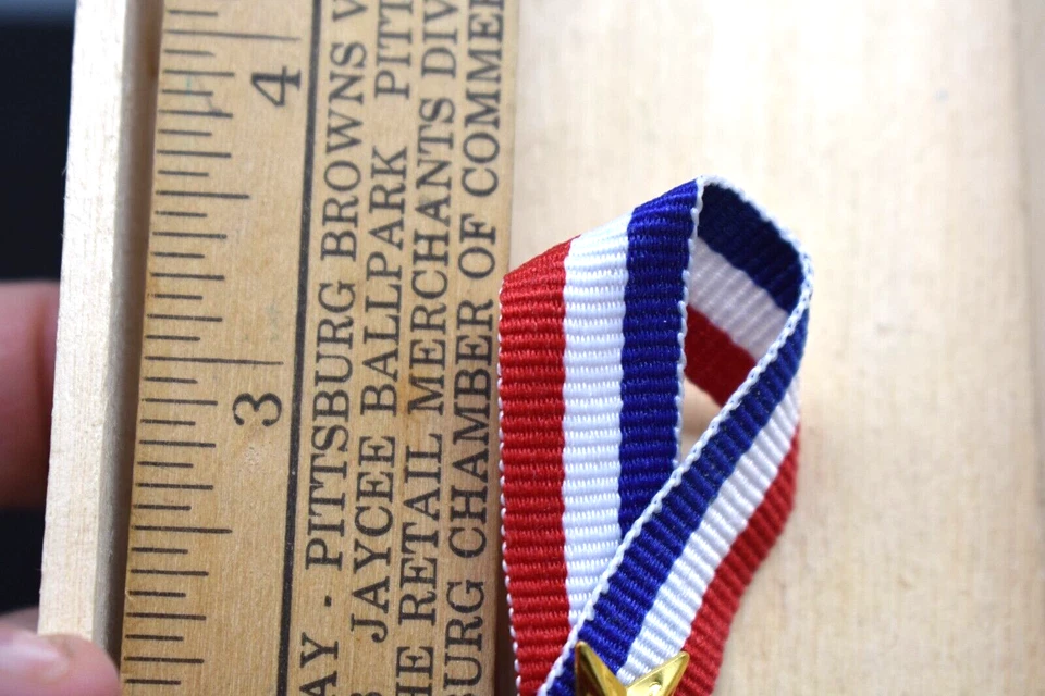Cinta roja blanca y azul de Estados Unidos con pin de solapa patriótica estrella dorada, 3 1/2 " de alto Foto 2 de 3