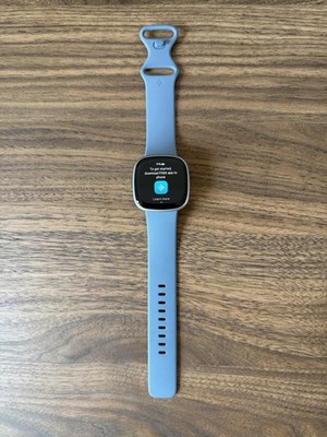Fitbit Versa 4 Smartwatch (fast neu)