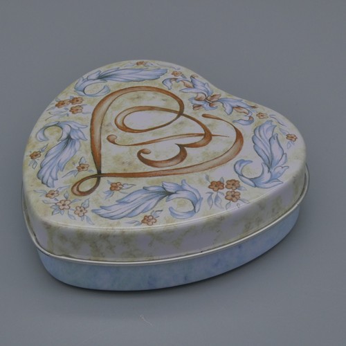 "B" Brighton Litho Tin Heart Shaped Box Metal Lid Floral Scroll Tan Blue 3.75" - Picture 5 of 13