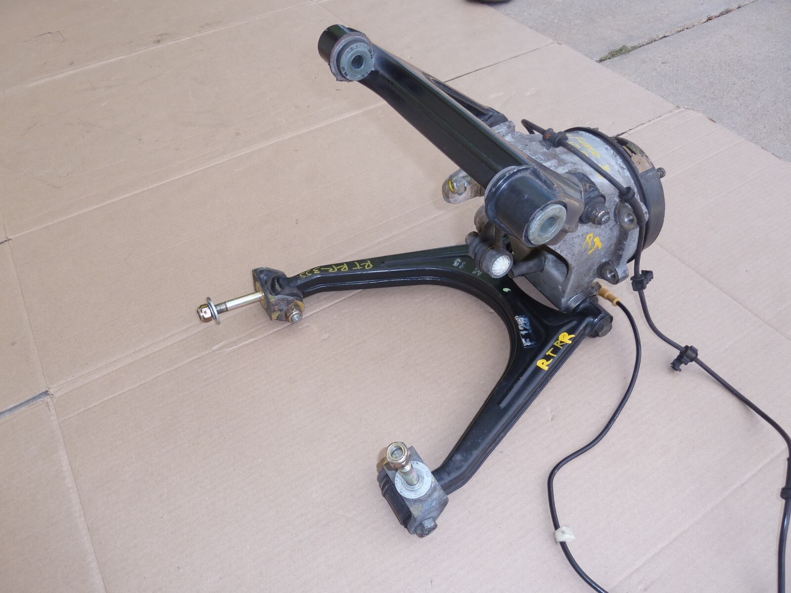 FERRARI 355 RIGHT REAR SUSPENSION KNEE ARMS SPINDLE KNOKLE F355 F129