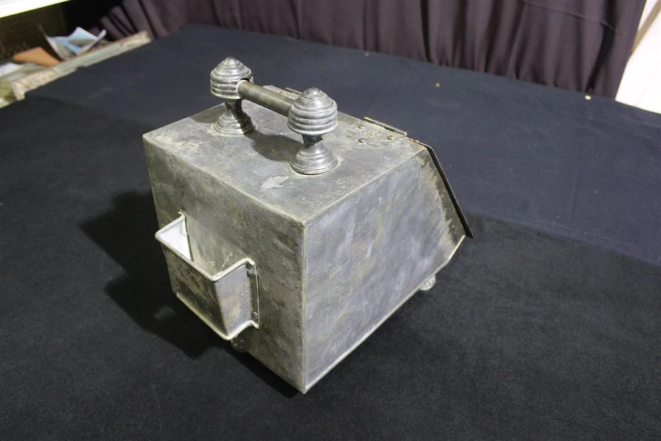 Antigua caja de carbón para chimenea de tres patas de hojalata en excelente estado Foto 3 de 4