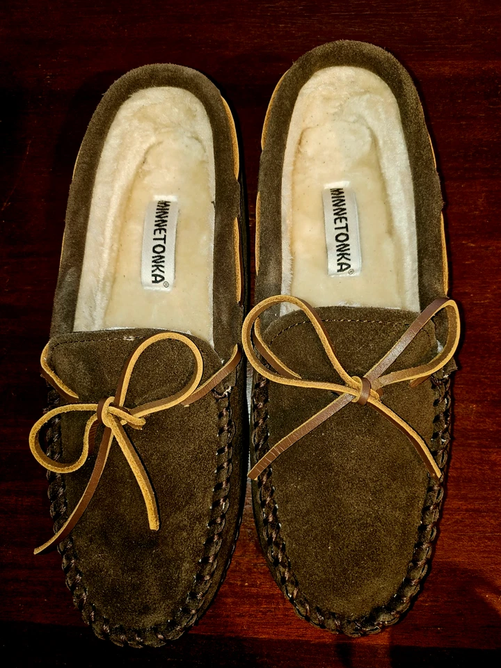 Zapatilla de suela dura forrada con pila Minnetonka para hombre chocolate 10,5 nueva Foto 2 de 4