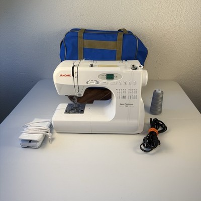 Janome Jem Platinum 720 JP720 Computerized Quilting Sewing Machine with Case