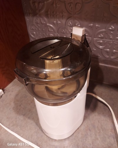 West Bend High Performance Food Processor Model 6491 White With Dark Amber Bowl - Picture 3 of 11