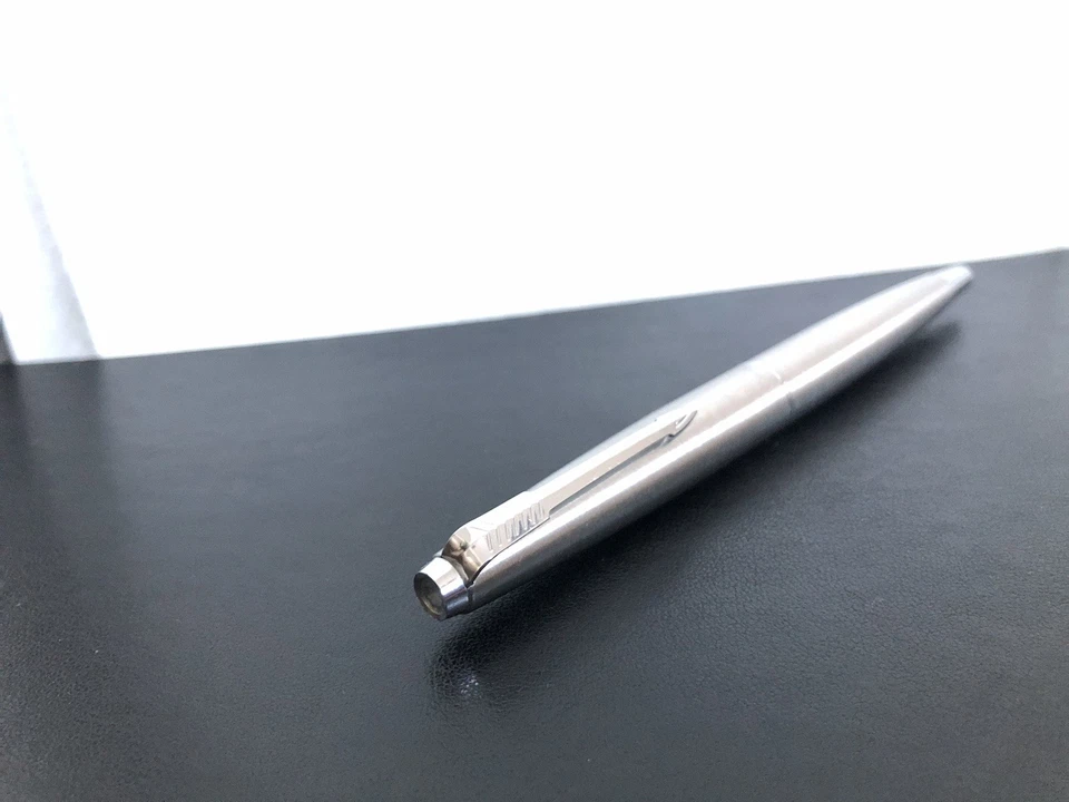 Parker 45 Flighter Chrome Tassie Fountain Pen. Reverse Fine Oblique Italic Nib - Image 3 of 4