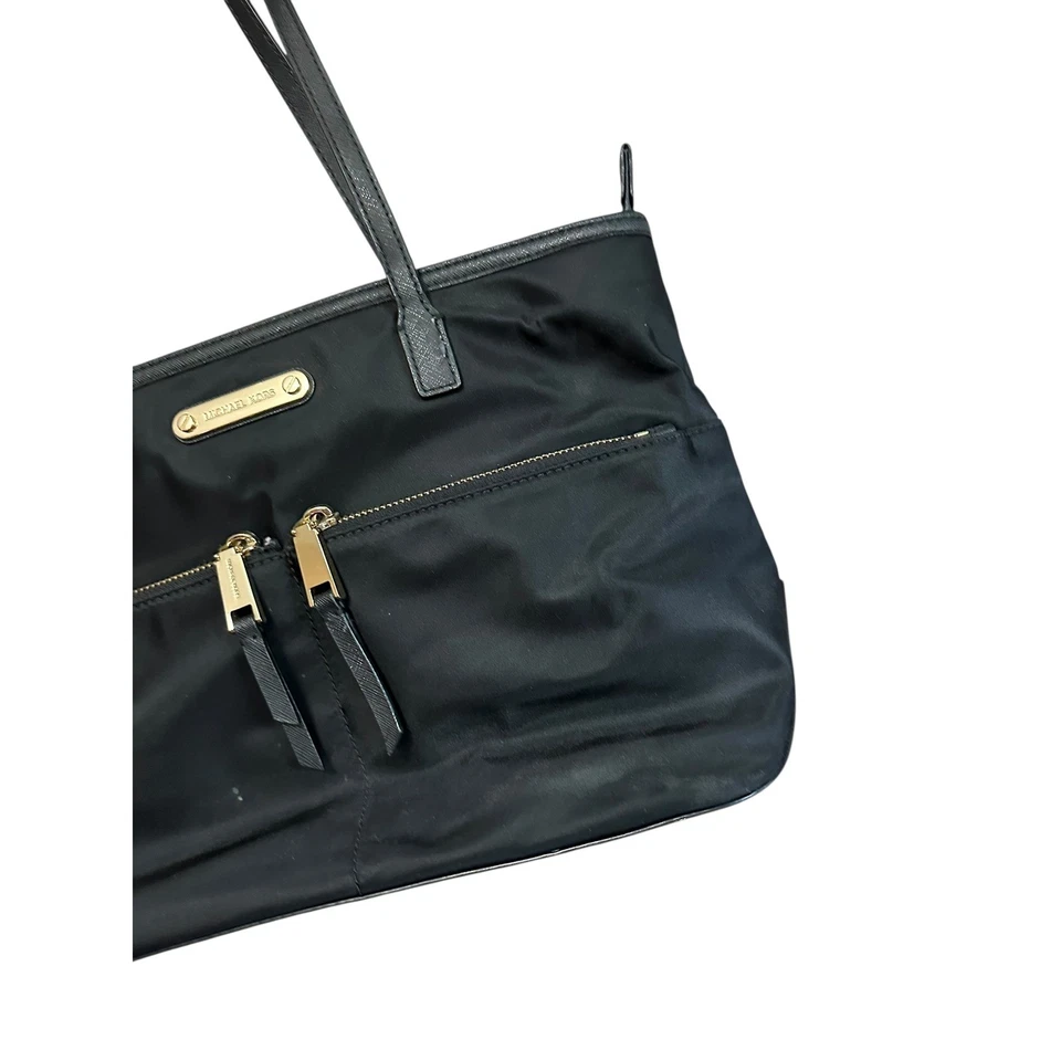 Bolso de Mano Michael Kors Negro Nylon Herrajes Dorados Bolsillo con Cremallera Ligero Foto 2 de 4