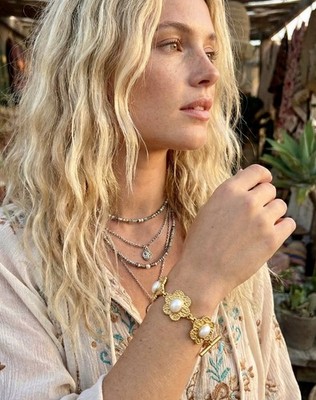 Julie　フローズン　48ピース Cannes Hinged Cuff Bracelet | Julie Vos