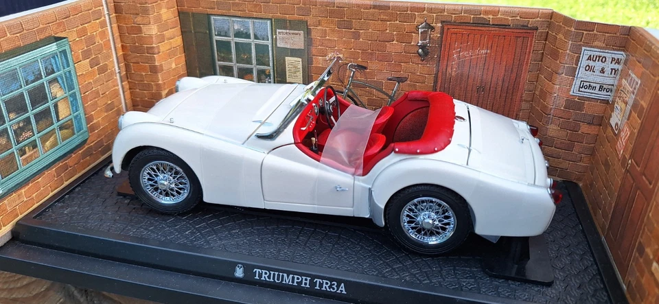 KYOSHO - TRIUMPH TR3A - WHITE - 1/18 SCALE MODEL CAR - 07025W - Image 2 of 4