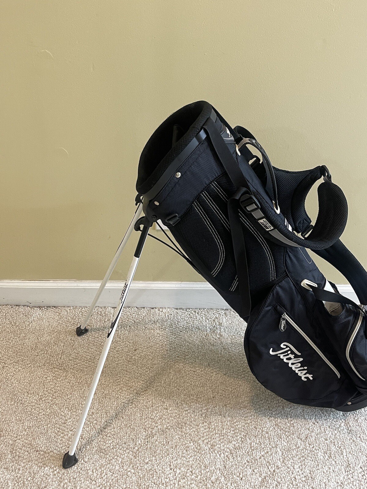 Titleist Sunday Golf Stand Bag, Legs, 2 Way Divider . Lightweight