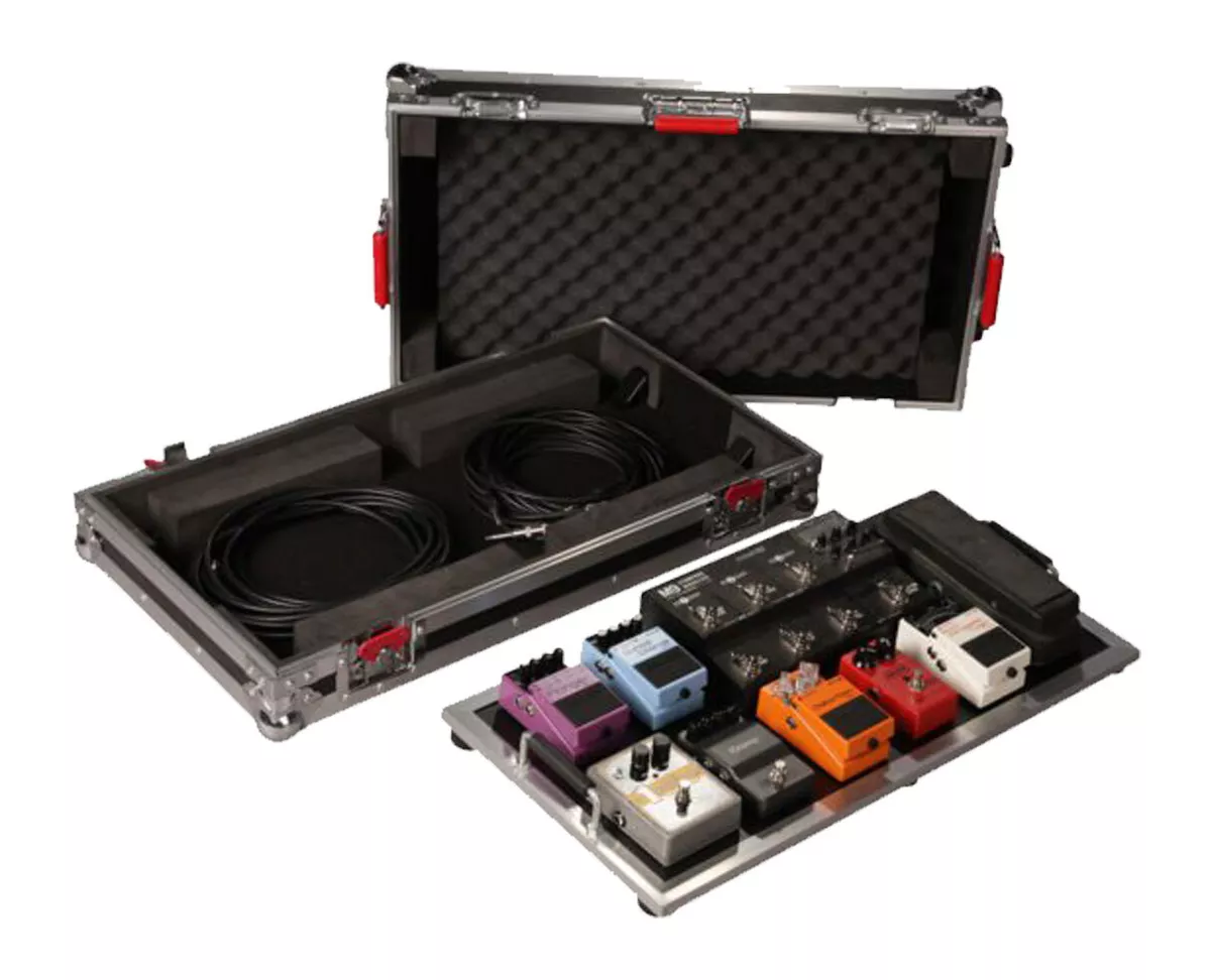 Pedalboard case with wheels outlet