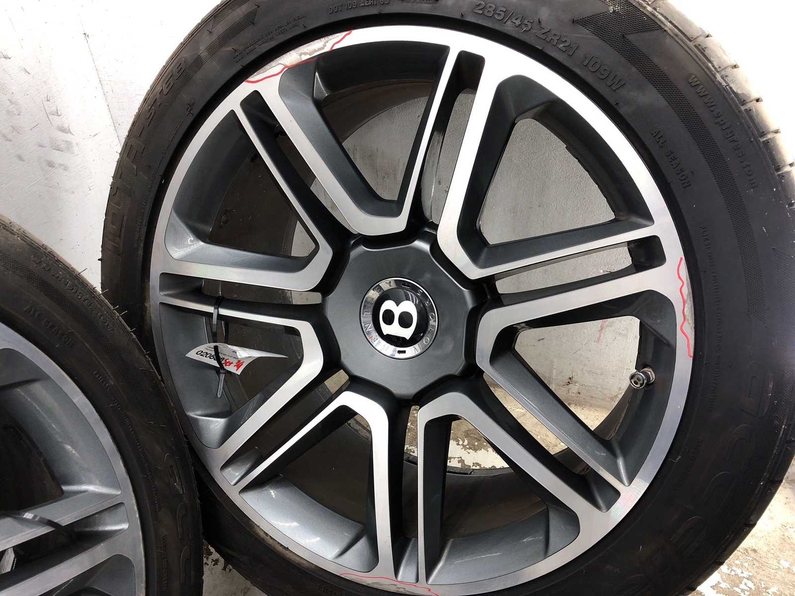 2016-2020 BENTLEY BENTAYGA 21x10" WHEEL RIM & TIRE SET 36A601025R 285/45ZR21 OEM