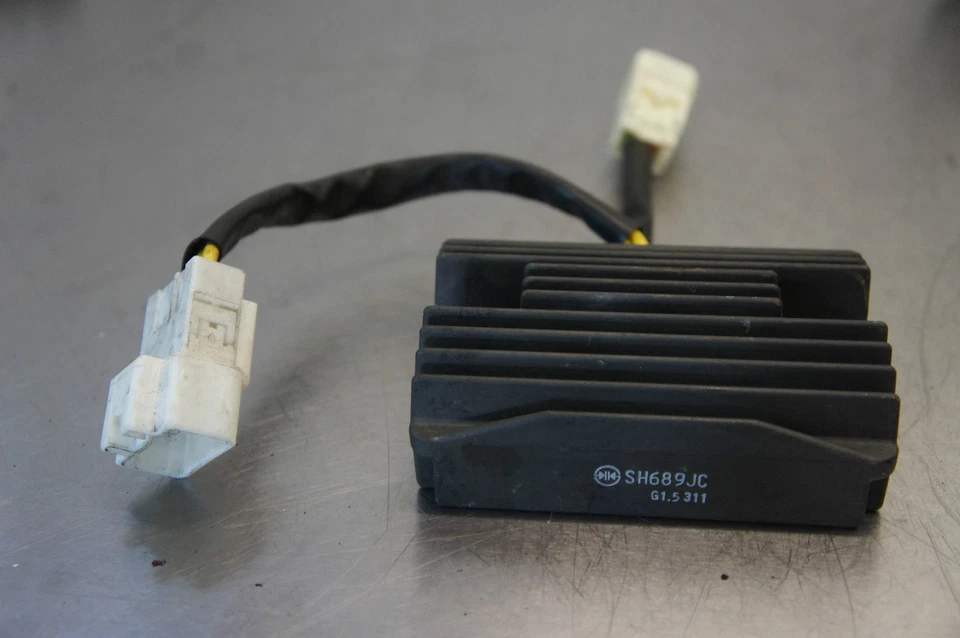 B61  G VESPA PIAGGIO GTS 300 SUPER 2012 OEM REGULATOR RECTIFIER 2 PLUGS - image 2 of 4