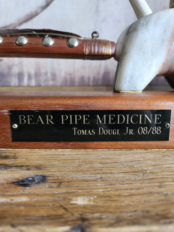 RARO Nativo Americano TOMAS DOUGH JR. Escultura firmada 08/88 'Bear Pipe Medicine' Foto 2 de 4