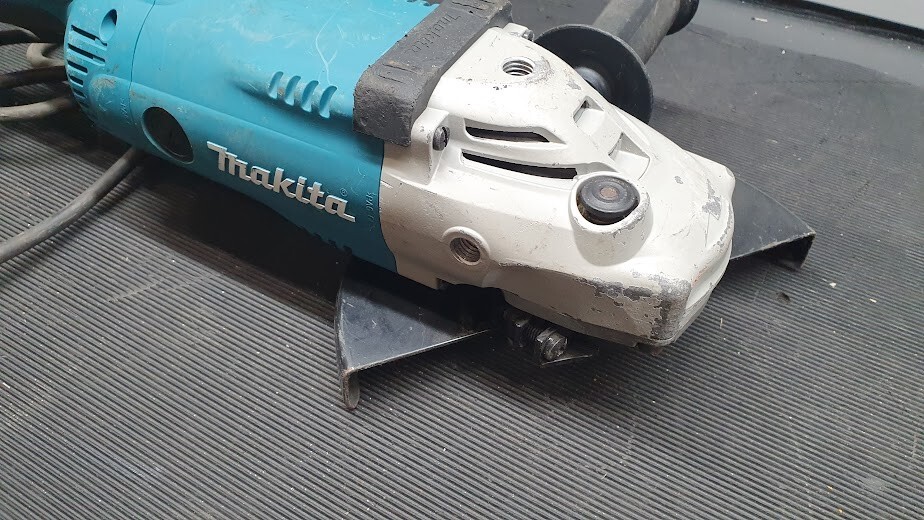 Makita GA9020R Angle Grinder Used, Not Working, For Parts or Repair