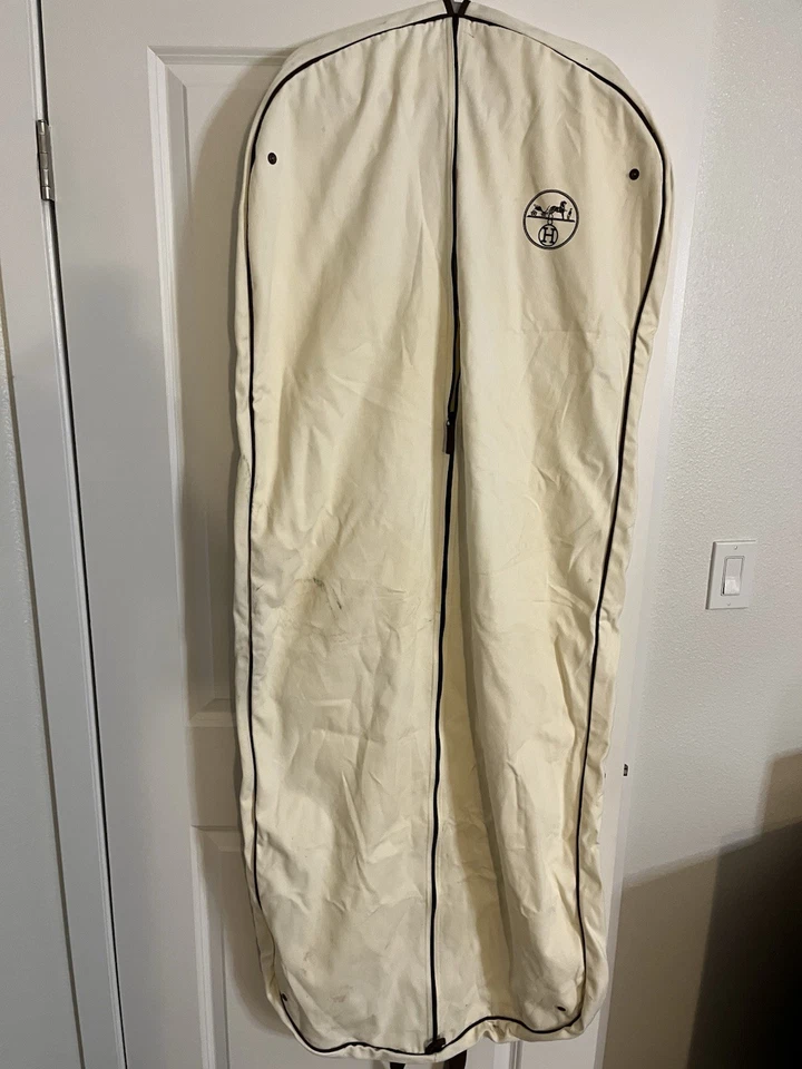 Bolso de ropa ecuestre beige Hermès con ribete de tubería Foto 2 de 3