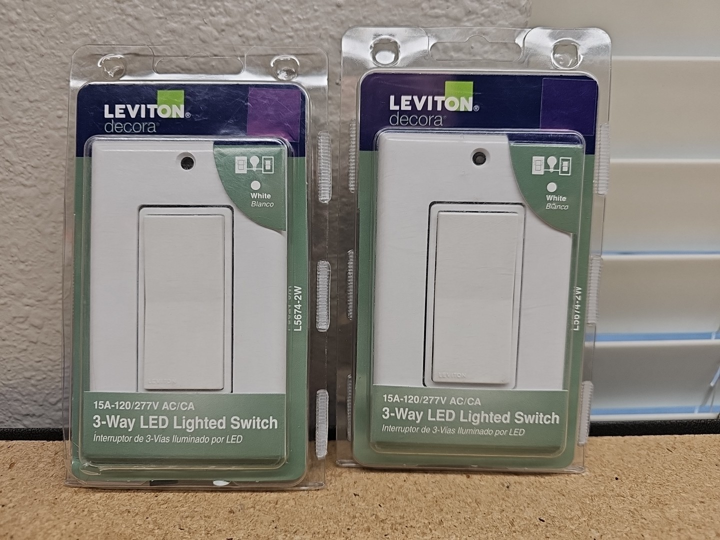 Leviton Single Pole/3-Way Illuminated LED Rocker Switch/Wall Plate L5674-2W (A8)