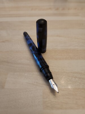 Hugo Boss Füllfederhalter schwarz und blau meliert