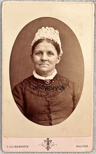 CDV DAME IN MOTORHAUBE & ANSTECKNADEL BROSCHE VON ILLINGWORTH HALIFAX ANTIKMODE KLEID