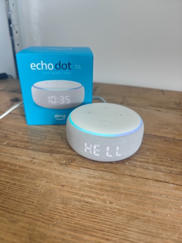 Amazon Echo Dot 3. Generation Smart Lautsprecher mit Uhr und Alexa