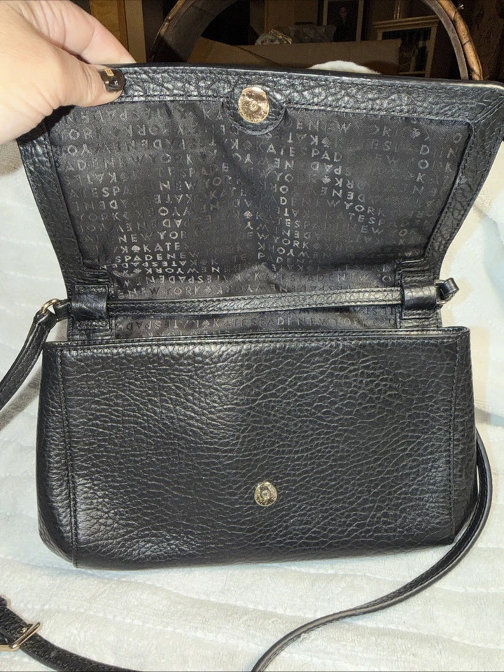 Bolso Bandolera Kate Spade Pequeño Cuero Guijarro Negro Corte Láser Diseño Geométrico Foto 4 de 4