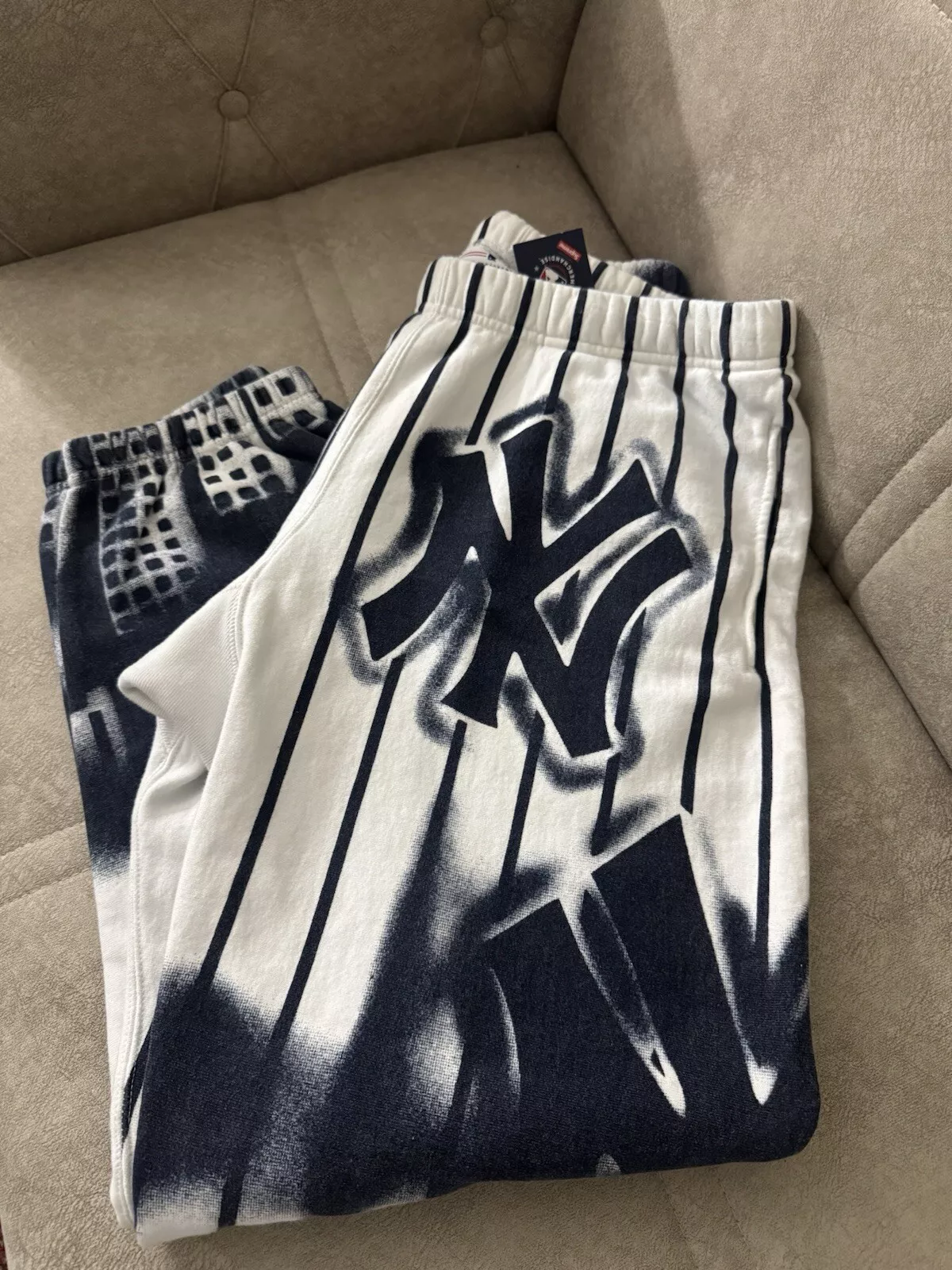 Pantalon de survêtement aérographe Supreme X New York Yankees taille M 