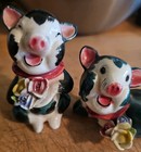 VINTAGE 60's PAIR LAUGHING PIGS HOLDING FLOWERS SALT & PEPPER SHAKERS S&P JAPAN — photo 3