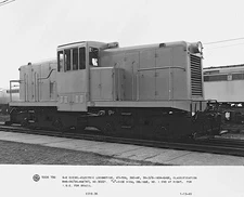 G-E diesel-electric locomotive, 47-ton, 380-hp Jan 1949 5 x 7 Photo