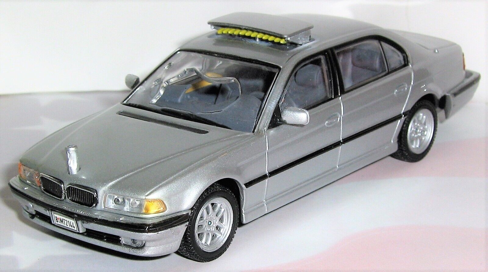 1/43 = HOLLYWOD / JAMES BOND / 007 / 1997 97 BMW 750 IL / Rubber Tire Sports Car