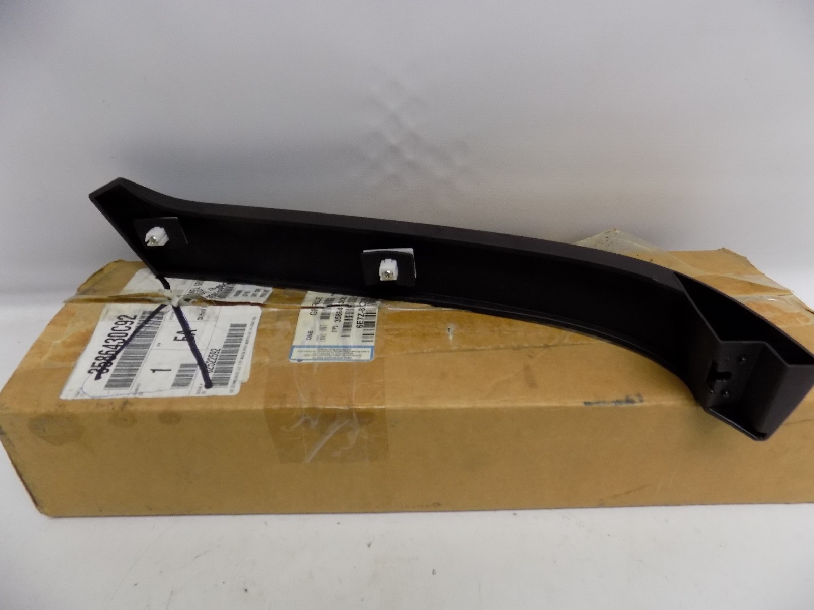 New OEM 2006 & Up Ford Body Panel Front Grille Grill Trim 6E7Z8C390AB