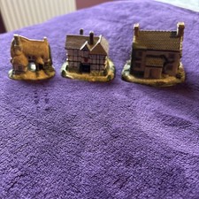 3 Small Ceramic / Resin Cottages / Pub Leonardo Excellent Condition