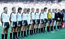 1982 World Cup France 1 v Austria 0 The Austria team line up befor- Old Photo