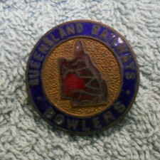 #D272.  QUEENSLAND   RAILWAY  INSTITUTE  BOWLS CLUB  ENAMEL LAPEL  BADGE 