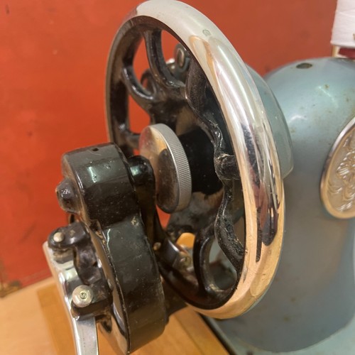 Morris De Luxe Champion Sewing Machine Vintage Blue In Case RARE Collectable - Picture 11 of 18