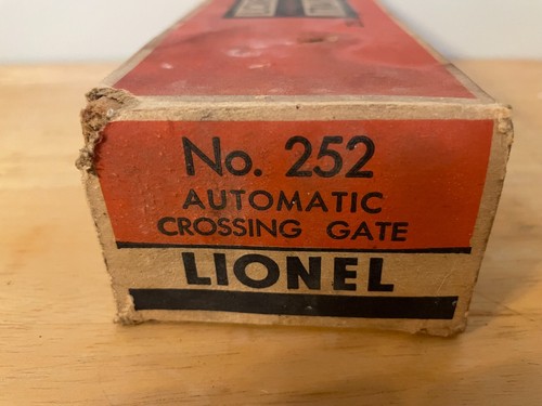 Lionel No.252 Automatic Crossing Gate with Box - Picture 6 of 8