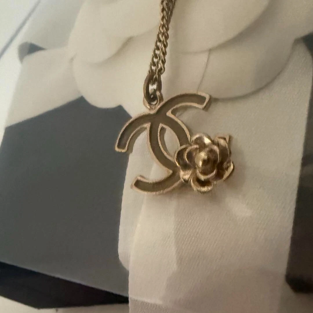 Collana CHANEL Coco Mark Camelia Champagne Oro Usata