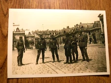 ONE BLACK & WHITE WORLD WAR II PICTURE GERMAN SOLDIERS IN VERSAILLES FRANCE (13)
